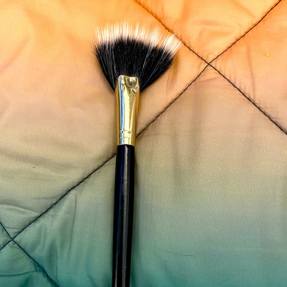 Sephora fan brush used blush highlight contour powder blending stipple morphe